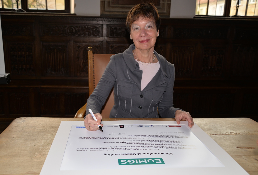 Signing the EuMIGS Memorandum of Understanding: Vice President of Osnabrueck University, Ms Prof. Dr. Martina Blasberg-Kuhnke. Photo: Elena Scholz, Osnabrück University
