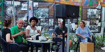 Ausstellung "Migrantischer Widerstand im Hamburg der 1990er Jahre"; Diskussion mit Gürsel Yıldırım, 8.7.2023. Foto: Helen Schwenken